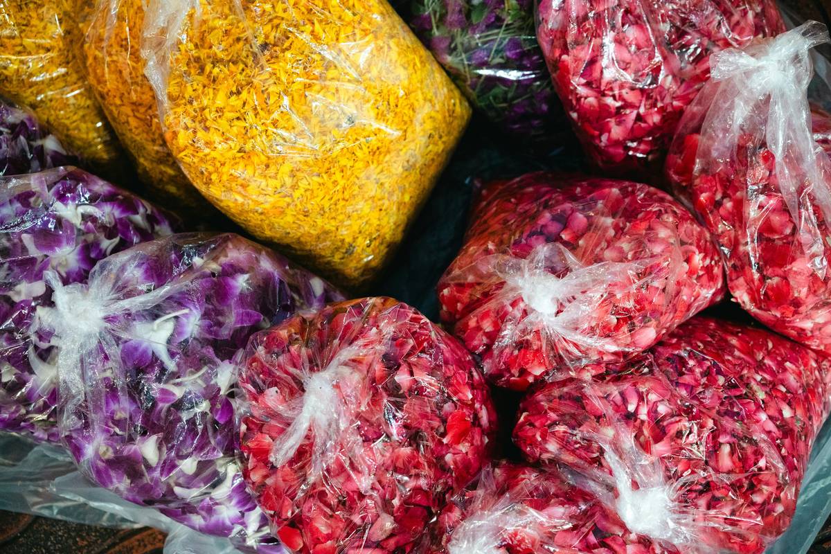 Bar chart comparing fiber, vitamin C, and sodium content across 5 popular chopped veggie bag brands