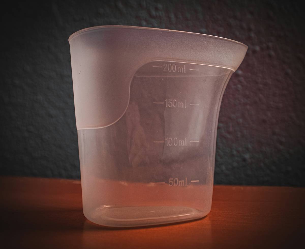 Infographic showing 3 meal prep containers: one with no divider (soggy), one with flimsy pouch (leaking), one with rigid condiment insert cup (fresh)