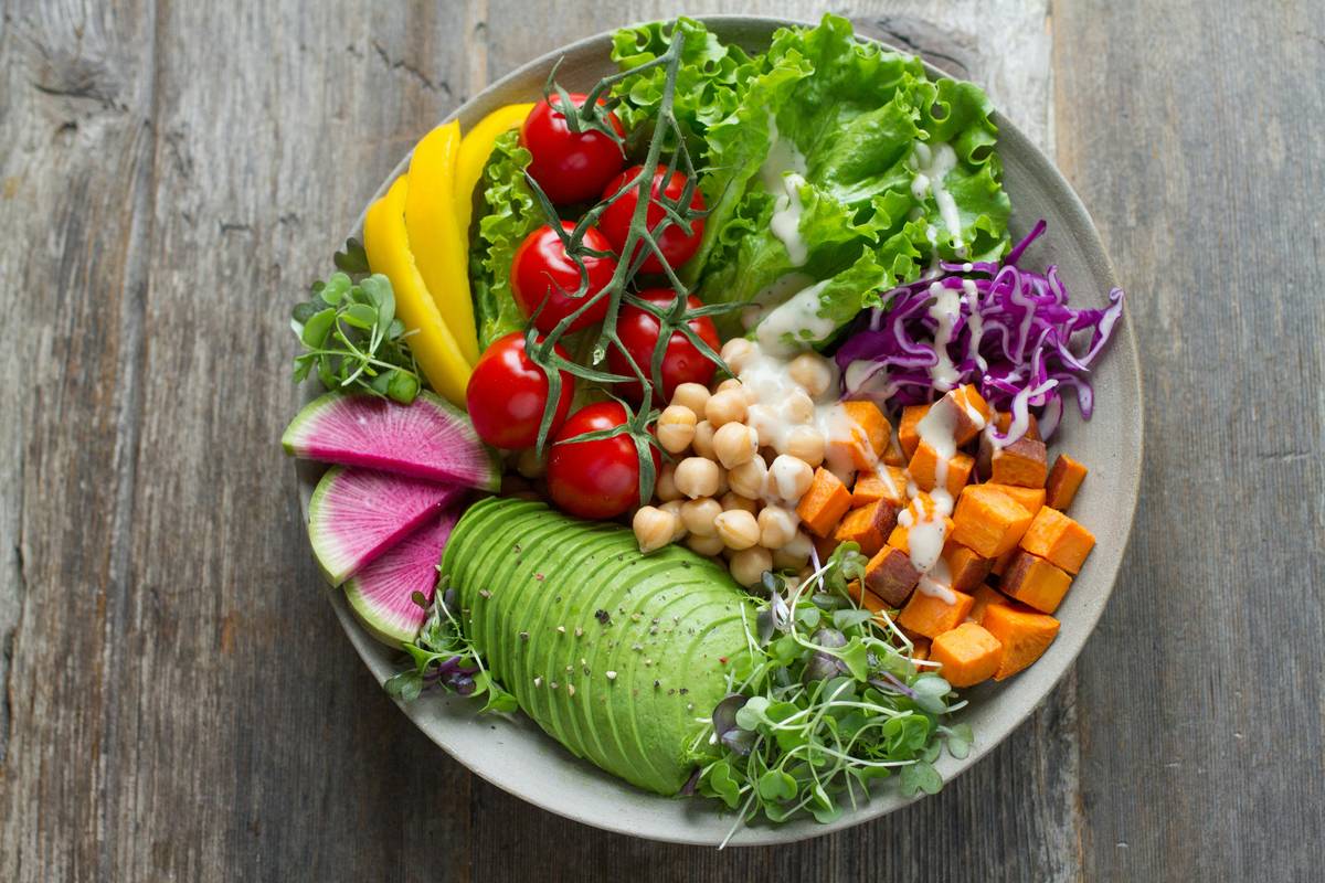 Infographic showing common lunch pitfalls: soggy greens, bland protein, imbalanced macros causing afternoon crash